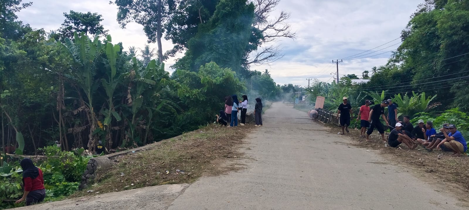 Kegiatan Gotong Royong di Desa Ugi